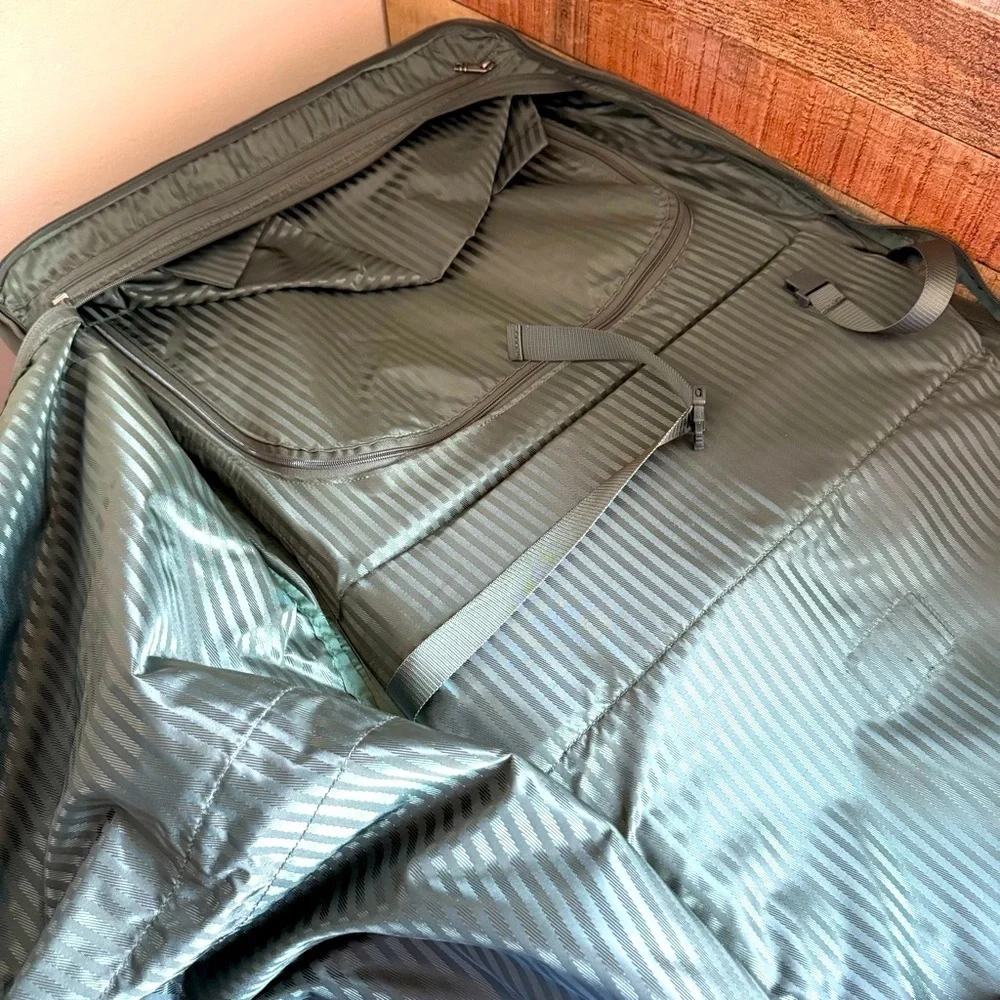 VTG 2241M3 Tumi Alpha 2 Wheeled Large Garment/Suitcase Travel Bag